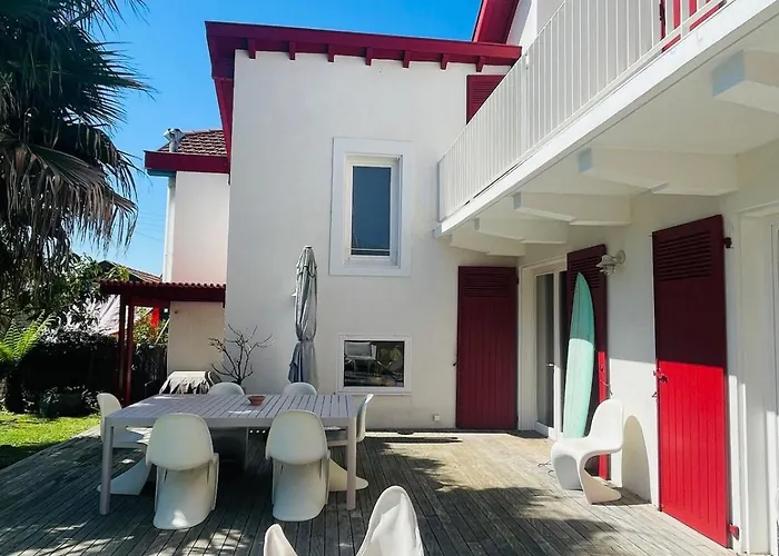 Дом отдыха Maison Etxe Marie Avec Piscine Golf St Charles Биарриц